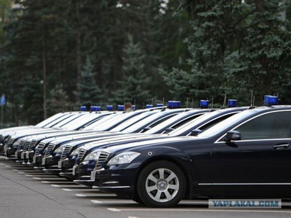 Чиновников лишат водителей и отпусков по 45 дней