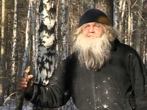 Официантки ресторана Hooters выносят воду протестующим феминисткам. США, 2000-е