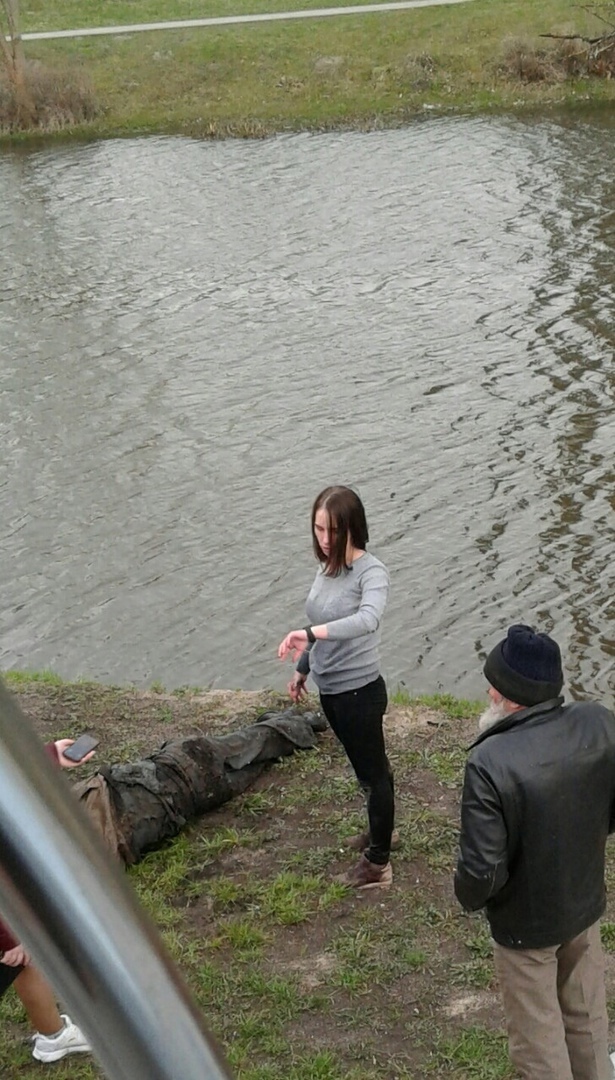 Отважная девушка прыгнула в воду на помощь утопающему