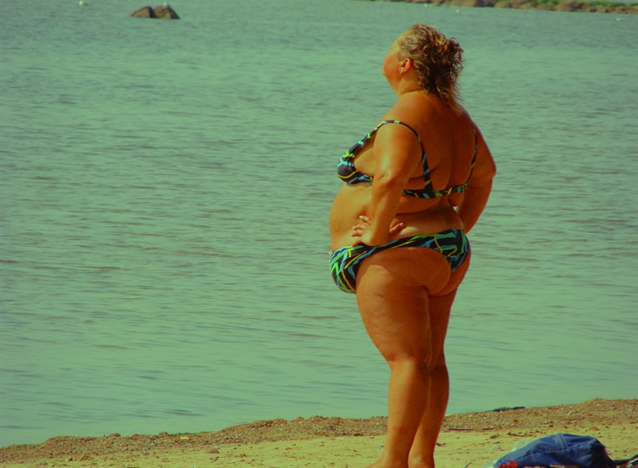 Старые жирные тетки. Толстая женщина на пляже. Толстая женщина на море.