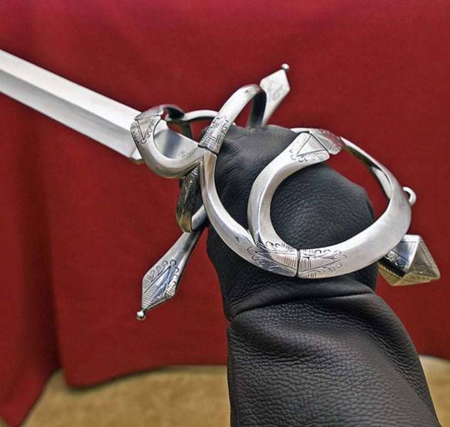 Красивые эфесы преимущественно корзинчатых мечей.