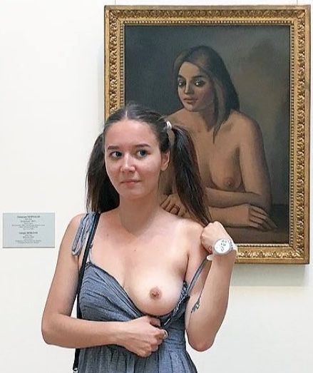 Оголила грудь на фоне картины в Эрмитаже