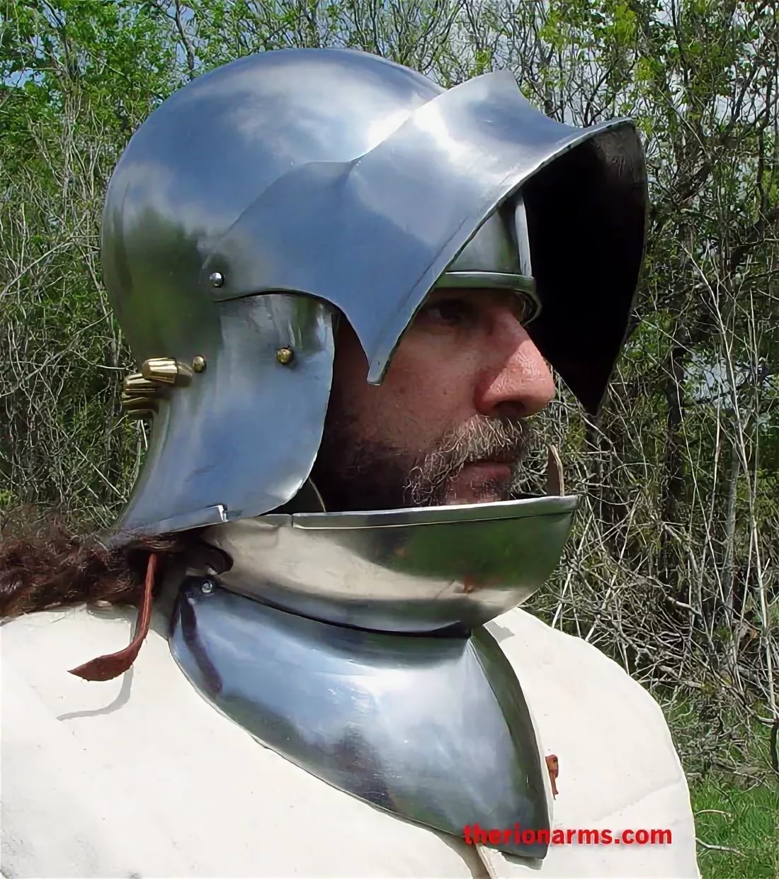 средневековый шлем салад. шлем салад с забралом. шлем рыцаря. рыцарский шлем с забралом. рыцарский шлем.