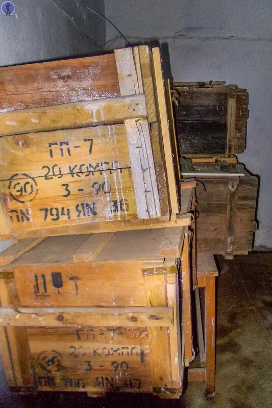 Внутри этого глубокого убежища сохранилось практически всё