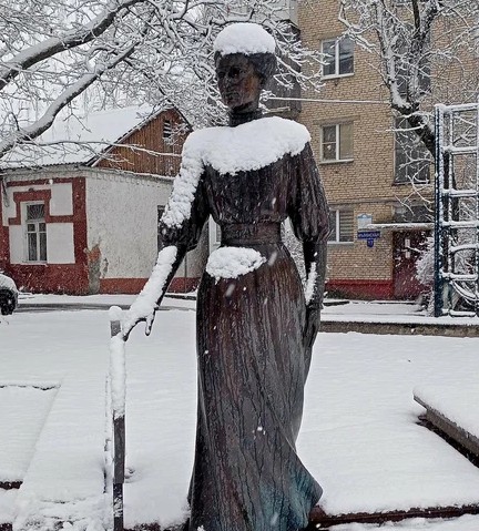 Памятник учительнице с выпирающими сосками возмутил жителей подмосковного города Дзержинский