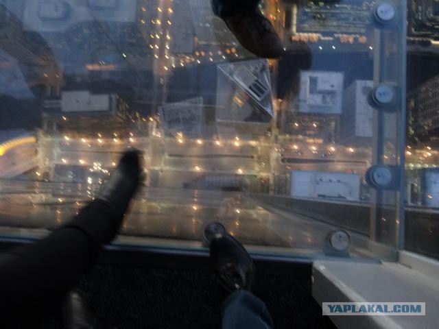 С небоскреба Willis Tower падают кирпичи