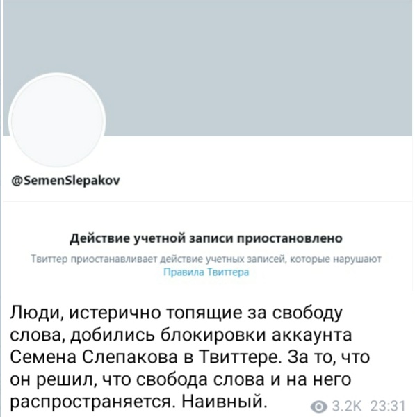 Один из митингующих вышел к сторонникам Навального с провокационным плакатом. Ответ толпы долго ждать не пришлось