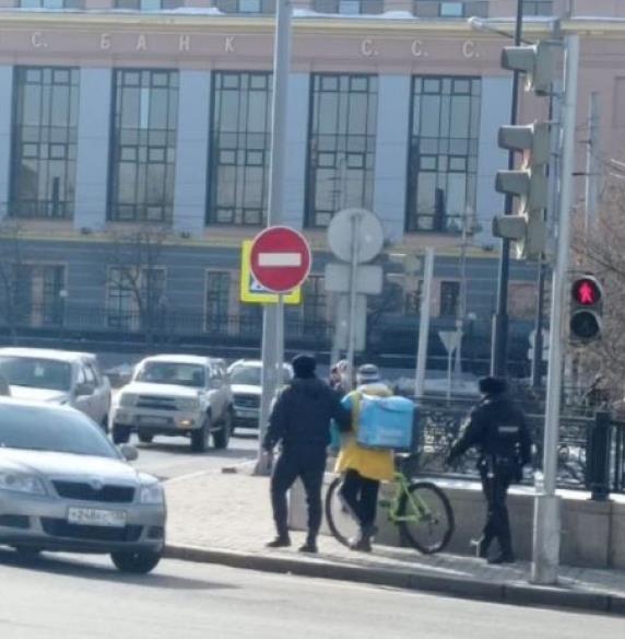 В центре Москвы задержали мужчину с плакатом