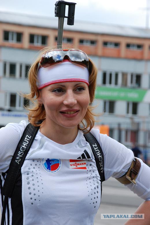 Биатлонистка ахатова. Биатлонисты стоя. Биатлонистка ахатова. Биатлонистка ахатова. Биатлонистка ахатова.