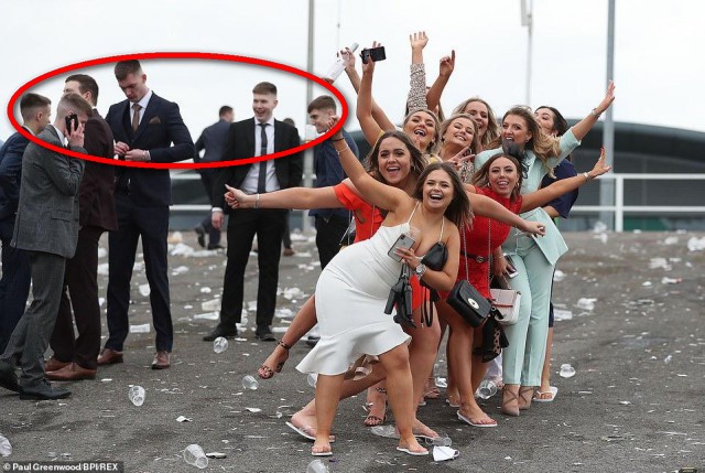 Фестиваль Aintree в Ливерпуле. Как обычно, вышли в лучших платьях, и как обычно - все загадили