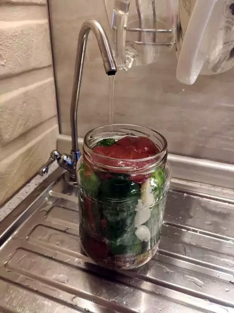 Пикантные огурцы, маринованные с острым кетчупом на зиму