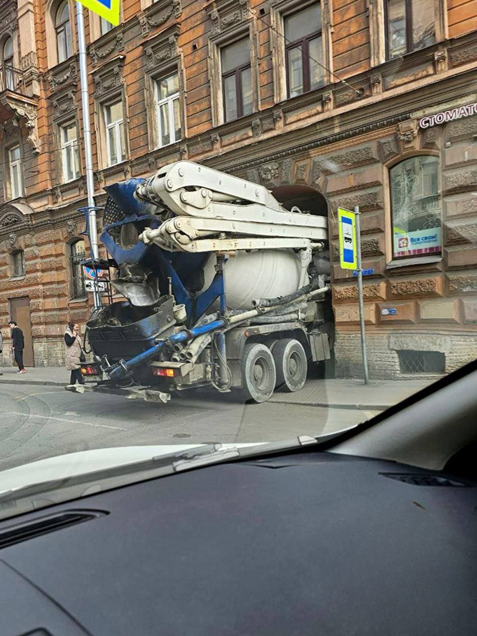 В Питере водитель бетономешалки попытался проехать через арку, но не учел одну маленькую деталь
