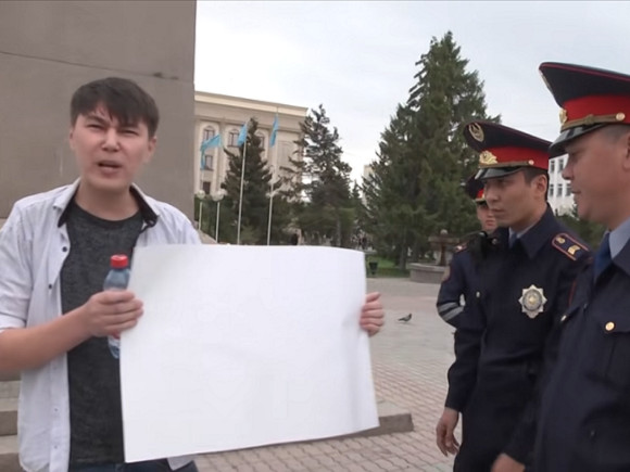 В Хабаровске членов профсоюза выгнали с первомайского митинга за плакаты о низких зарплатах