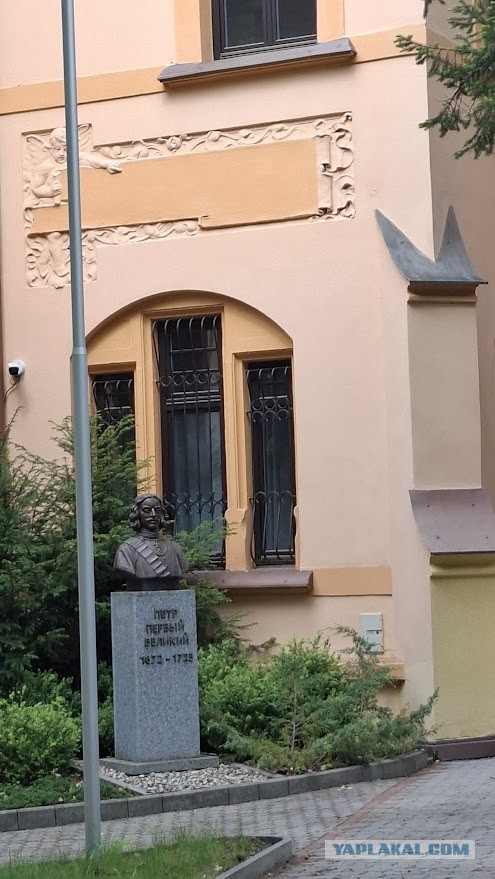 Скандал в Карловых Варах: в машине митрополита РПЦ нашли пакетики с «белым порошком»