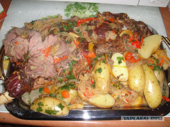 Баранья нога с молодым картофелем и овощами