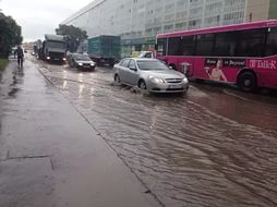 Вода уходит сквозь асфальт?!