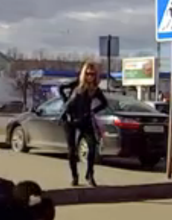 Две бабы встретились на парковке (с 25 сек)