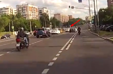 Таксист насмерть сбил байкера в Москве