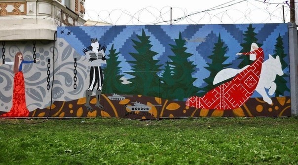 В Петербурге появилось граффити, на котором освобожденная Беларусь уносится от своего узурпатора верхом на белом волке. А вот Россия все еще в кандалах.