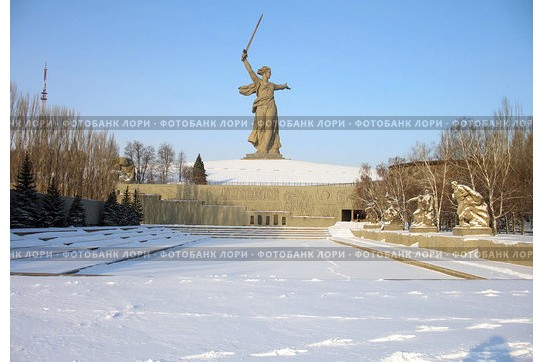 В Волгограде рекламный щит упал на проезжую часть