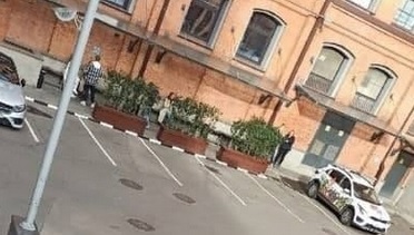 Герой сегодняшнего дня — москвич, который выносит ёлку в сентябре