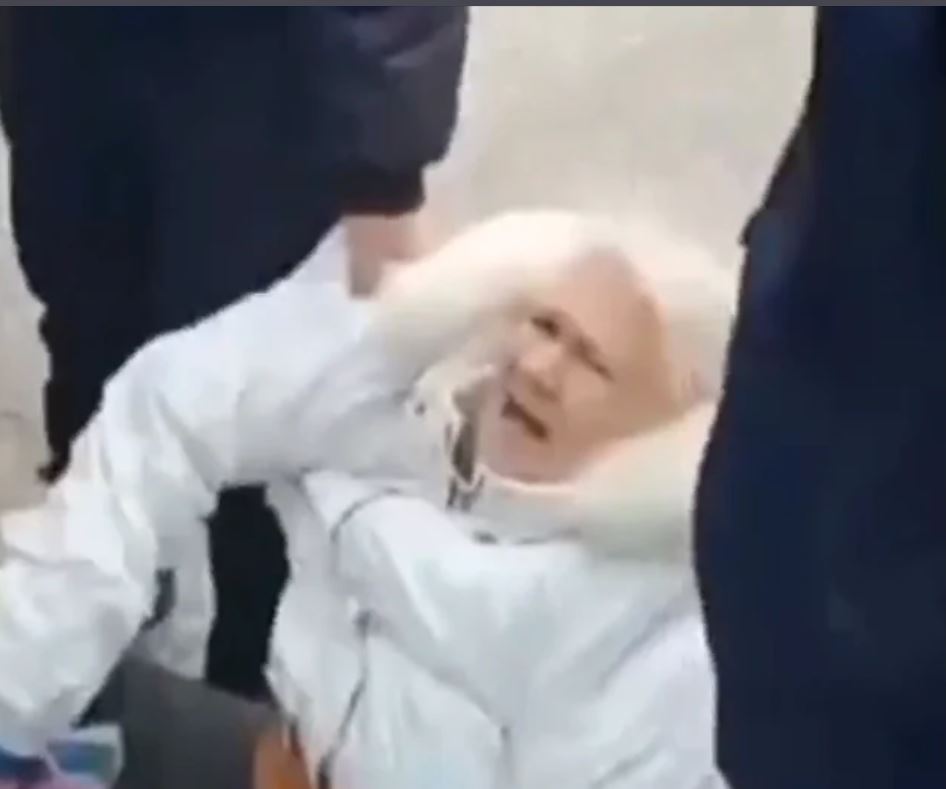 Бабка и милиционер. Задержали бабушку в москве. Полиция задерживает бабку. Полиция задержала бабушку. Полиция арестовала бабушку.