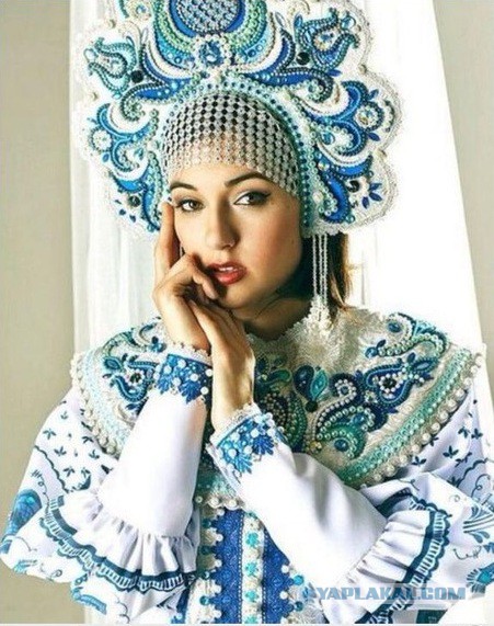 Девушки в красивых платьях
