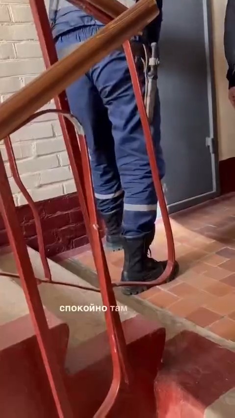 «Егор, тьфу ты, бл*ть, Глеб, давай открывай! Никто тебя ломать не будет, сейчас уже не работаем так»