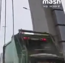 Грузовик уничтожился об мусоровоз в Санкт-Петербурге