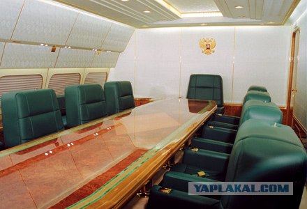 Владимир Путин ест из золотых тарелок