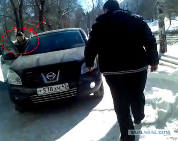 На  пешехода напал водитель с битой
