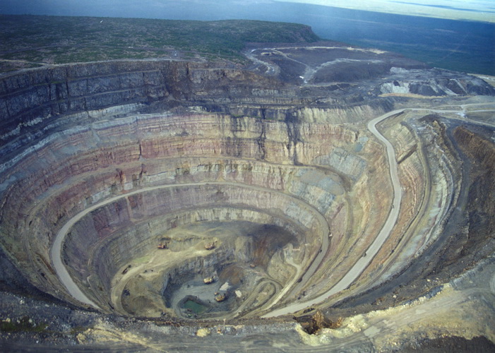 недра россии. кимберлитовая трубка мир в якутии. недр часть земной коры расположенная ниже почвенного слоя. недра земли. добыча железной руды в швеции.