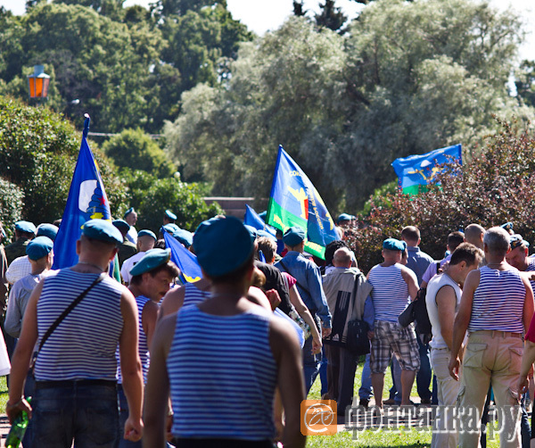 С Днем ВДВ, посоны!