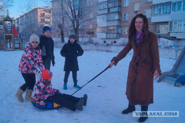 Мама шестерых приемных детей из Челябинской области просит у Деда Мороза квартиру побольше, чтобы взять под опеку еще малышей