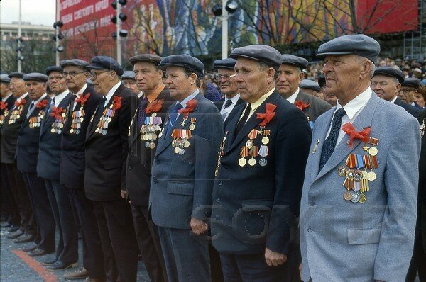 Пацан, 3 годика отроду, вот так решил поддержать день победы