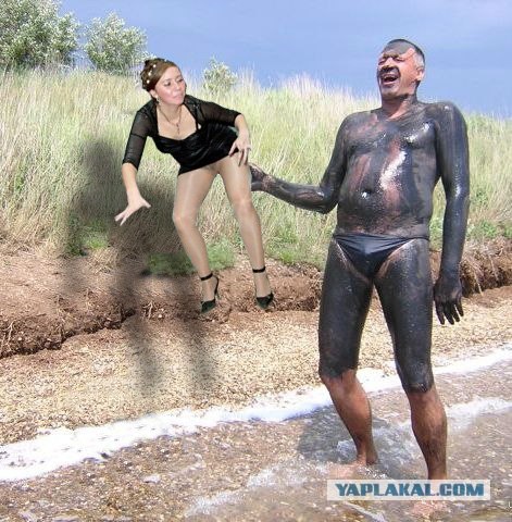 Фотожаба: Пляжники у нефтяного танкера