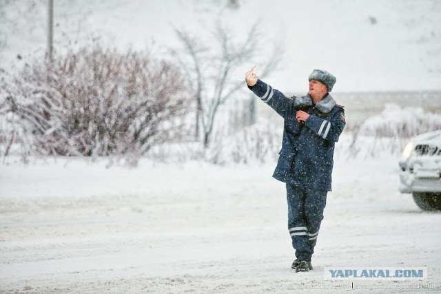 Фотожаба: полицейский в снегу