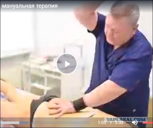 Куда он засовывает свой палец?