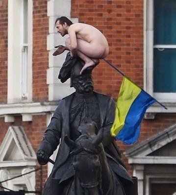 Суд приговорил к 6 месяцам тюрьмы украинку, напавшую с ножом на группу россиян на Кипре