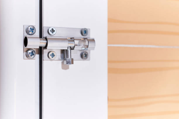 Часть дверей и лестниц в «Крокусе» были заблокированы велосипедными замками — очевидцы