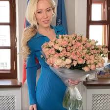 Милонов назвал эскортницами девушек, выкладывающих фото с большими букетами цветов
