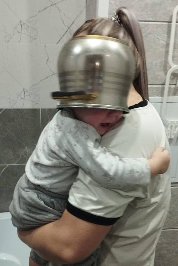 На фото — плачущий рыцарь из Находки. Мальчик надел необычный шлем, а вот снять не смог.