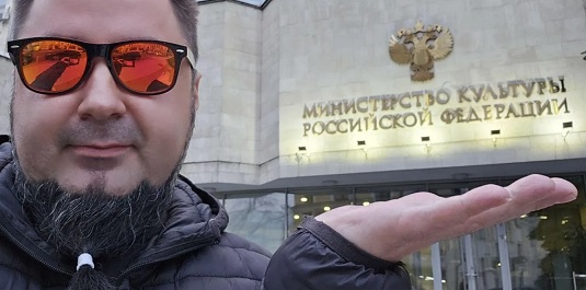 Апачев извинился на камеру за свои надписи в Судже.