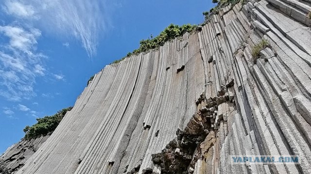 Огромные каменные кубы под 100 тонн нашли в США
