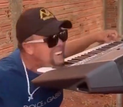 Scatman исполняет