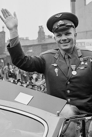 Не все герои носят плащи. 9-летний парнишка почистил машину и дорогу к подъезду для соседа на инвалидной коляске