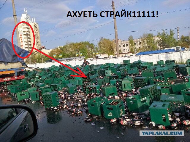 В Киеве перевернулась фура с пивом.