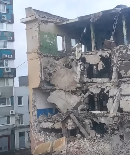 В Воронеже при сносе ветхого здания пробили стену бизнес-центра