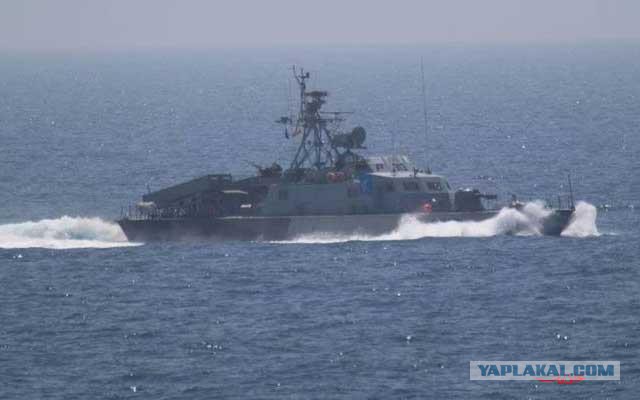 Иранский катер "опасно" осветил американский корабль прожектором
