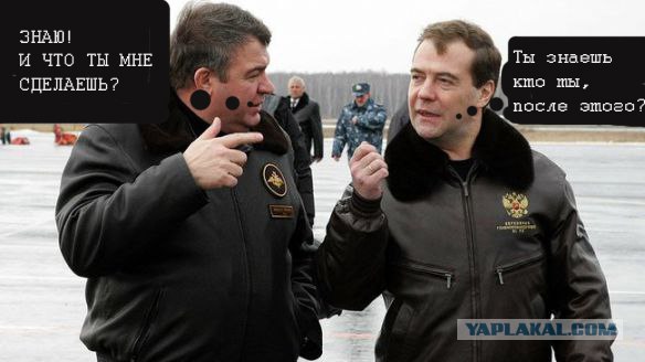 Зачем Медведев надел платье?!